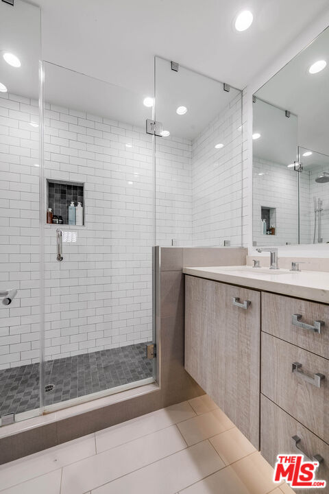 2307 Fox Hills Dr Unit: 203