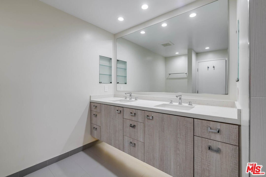 2307 Fox Hills Dr Unit: 203