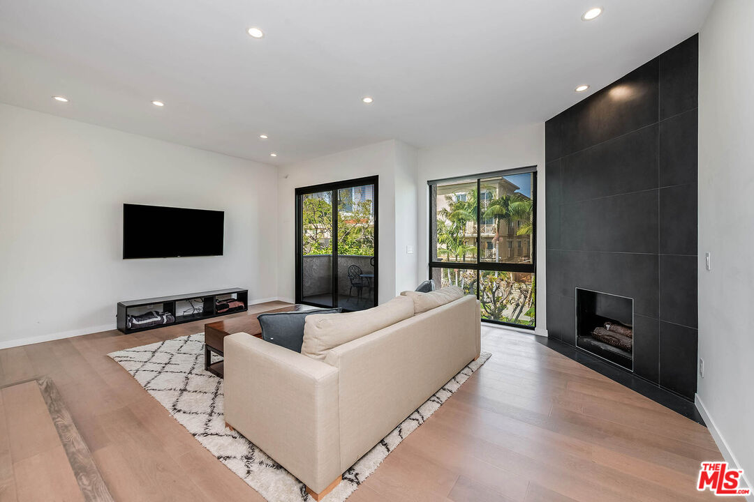 2307 Fox Hills Dr Unit: 203