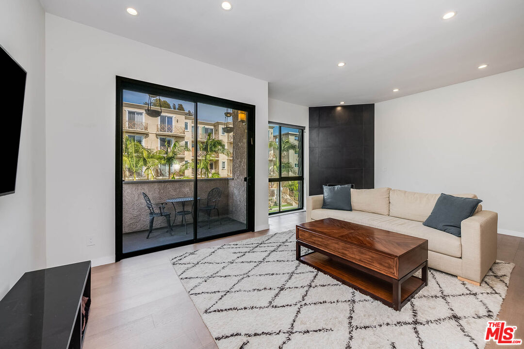 2307 Fox Hills Dr Unit: 203