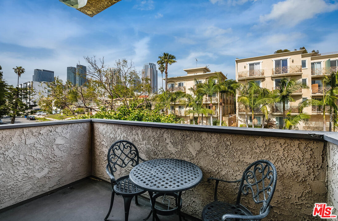 2307 Fox Hills Dr Unit: 203