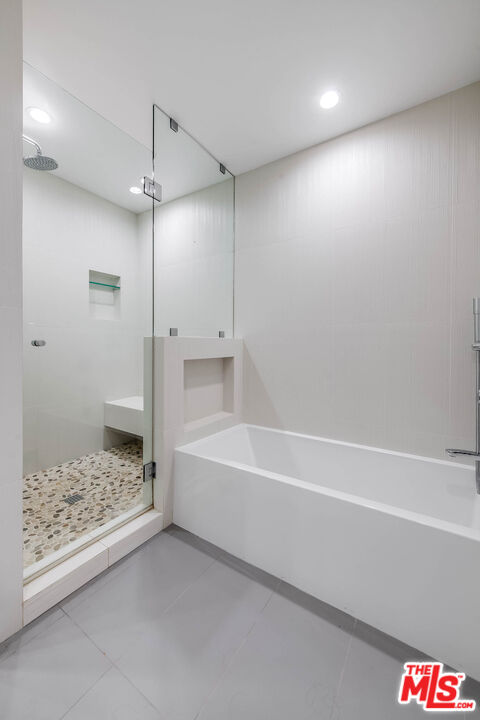 2307 Fox Hills Dr Unit: 203