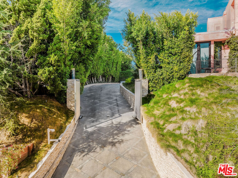 1111 Bel Air Pl