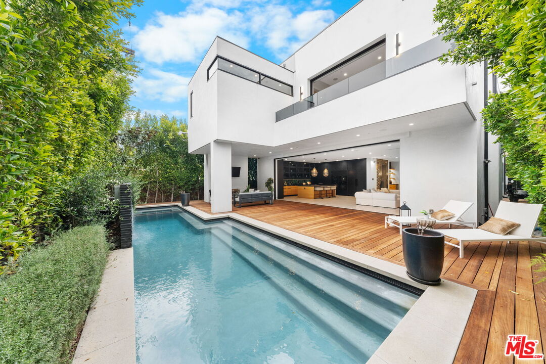 842 N Orange Grove Ave