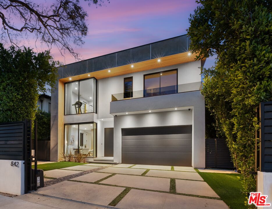 842 N Orange Grove Ave