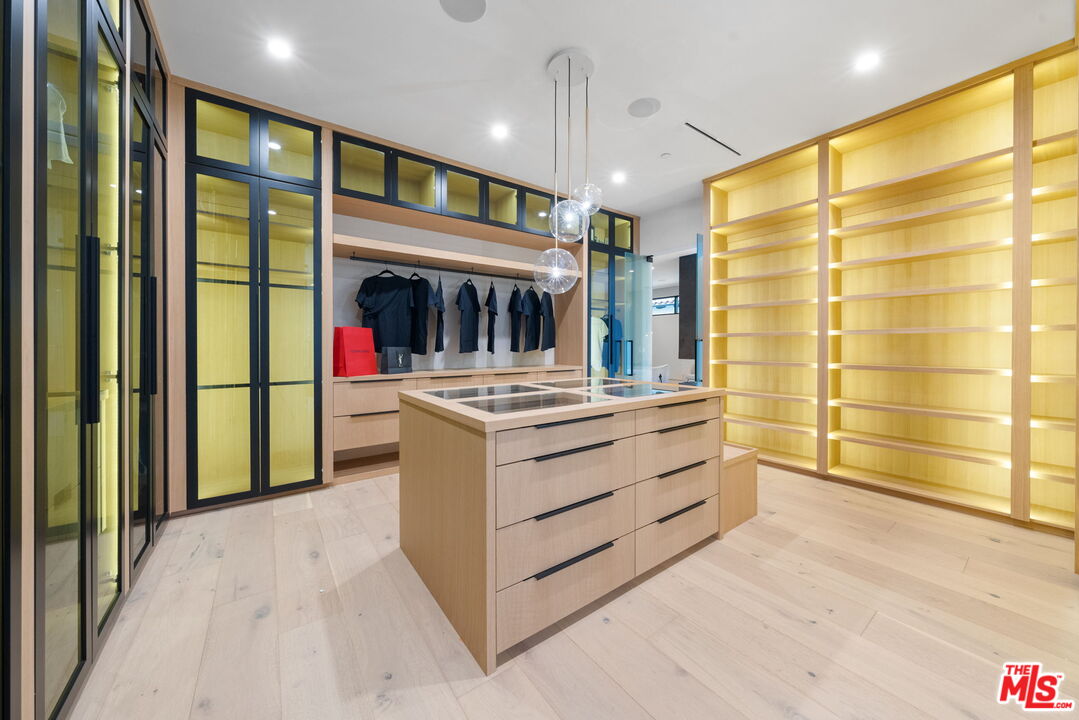 842 N Orange Grove Ave