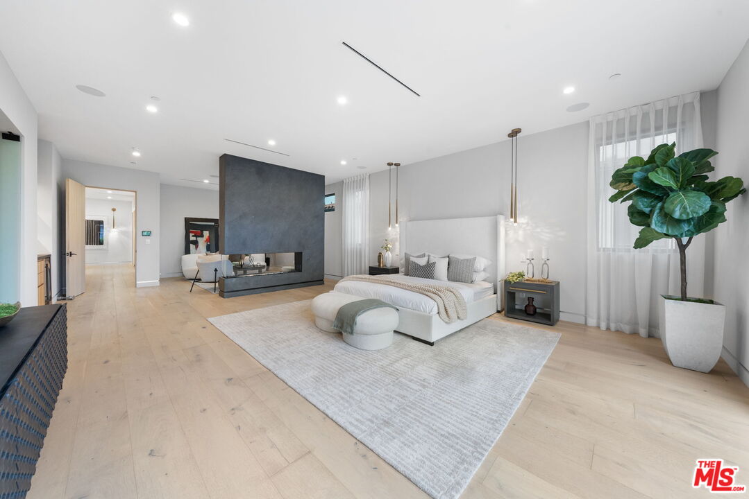 842 N Orange Grove Ave