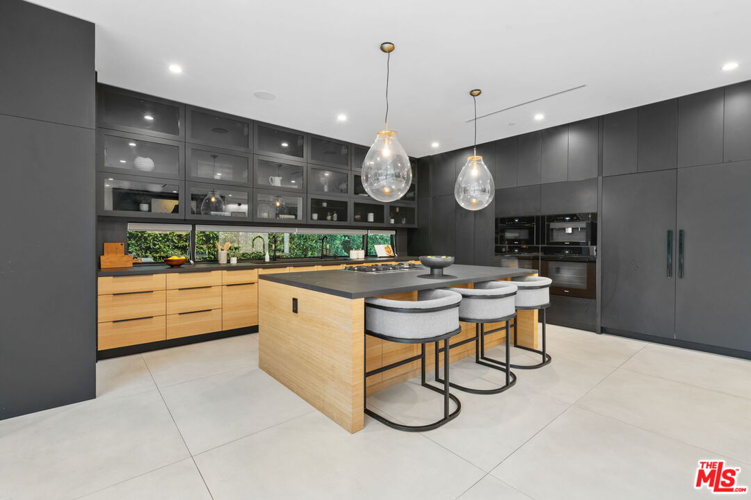 842 N Orange Grove Ave