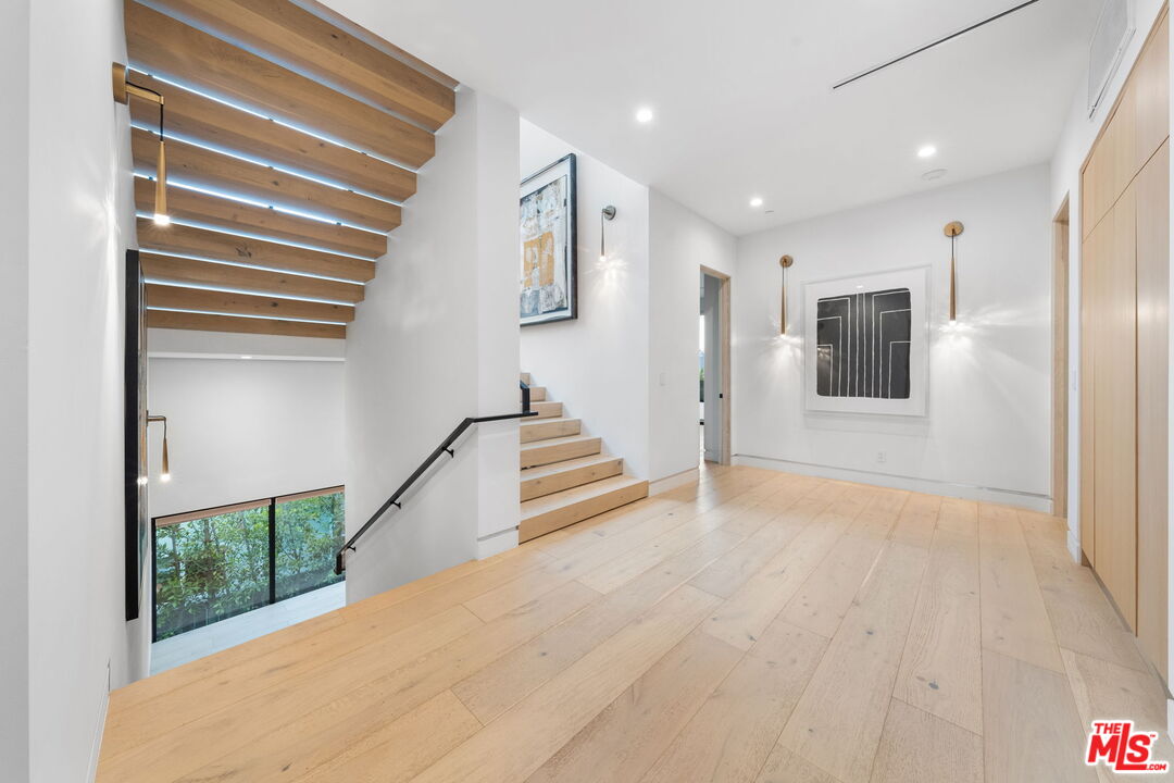 842 N Orange Grove Ave