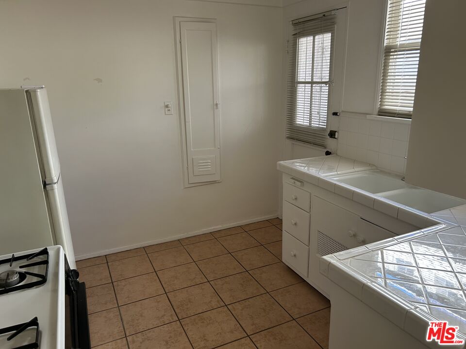 244 S Lasky Dr Unit: C