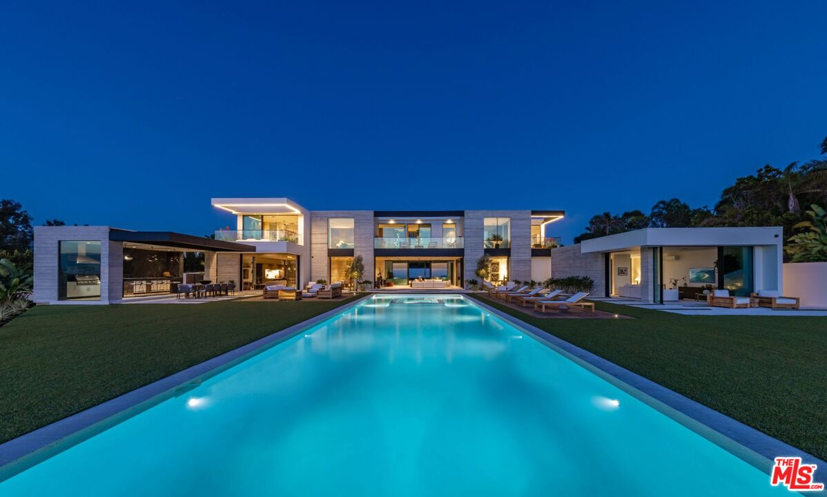 6889 Dume Dr