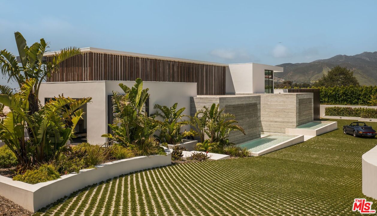 6889 Dume Dr