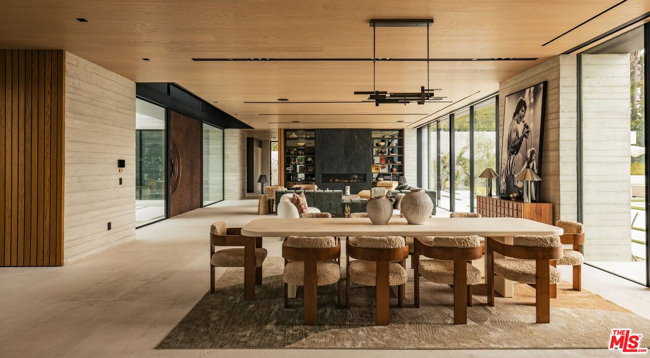 6889 Dume Dr
