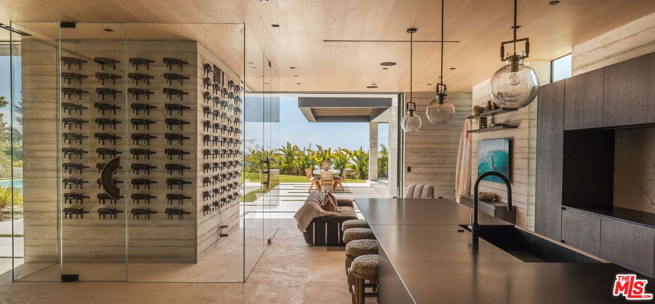 6889 Dume Dr