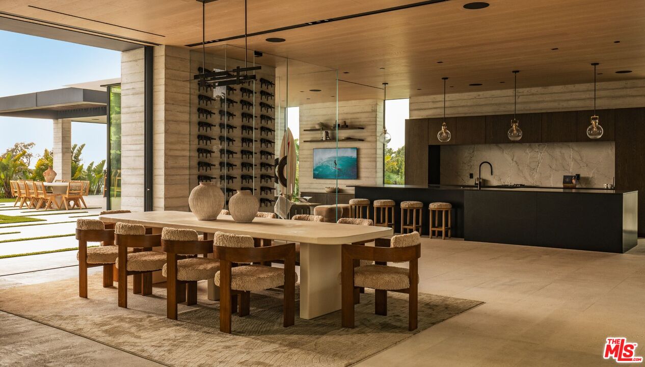 6889 Dume Dr