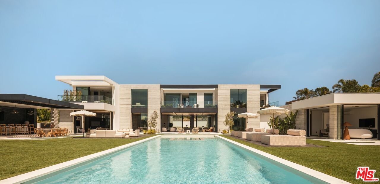 6889 Dume Dr