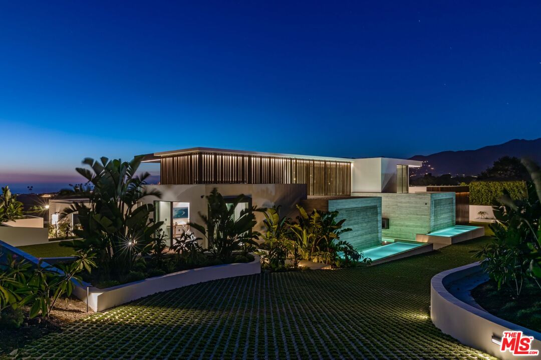 6889 Dume Dr