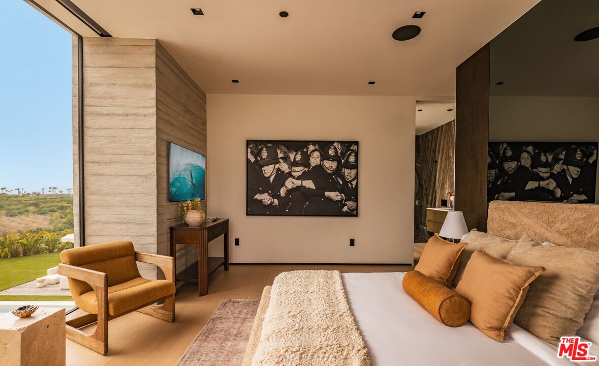 6889 Dume Dr