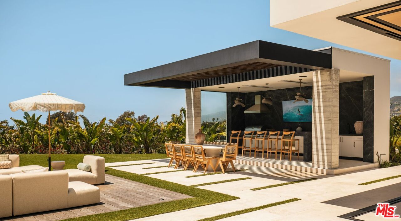 6889 Dume Dr