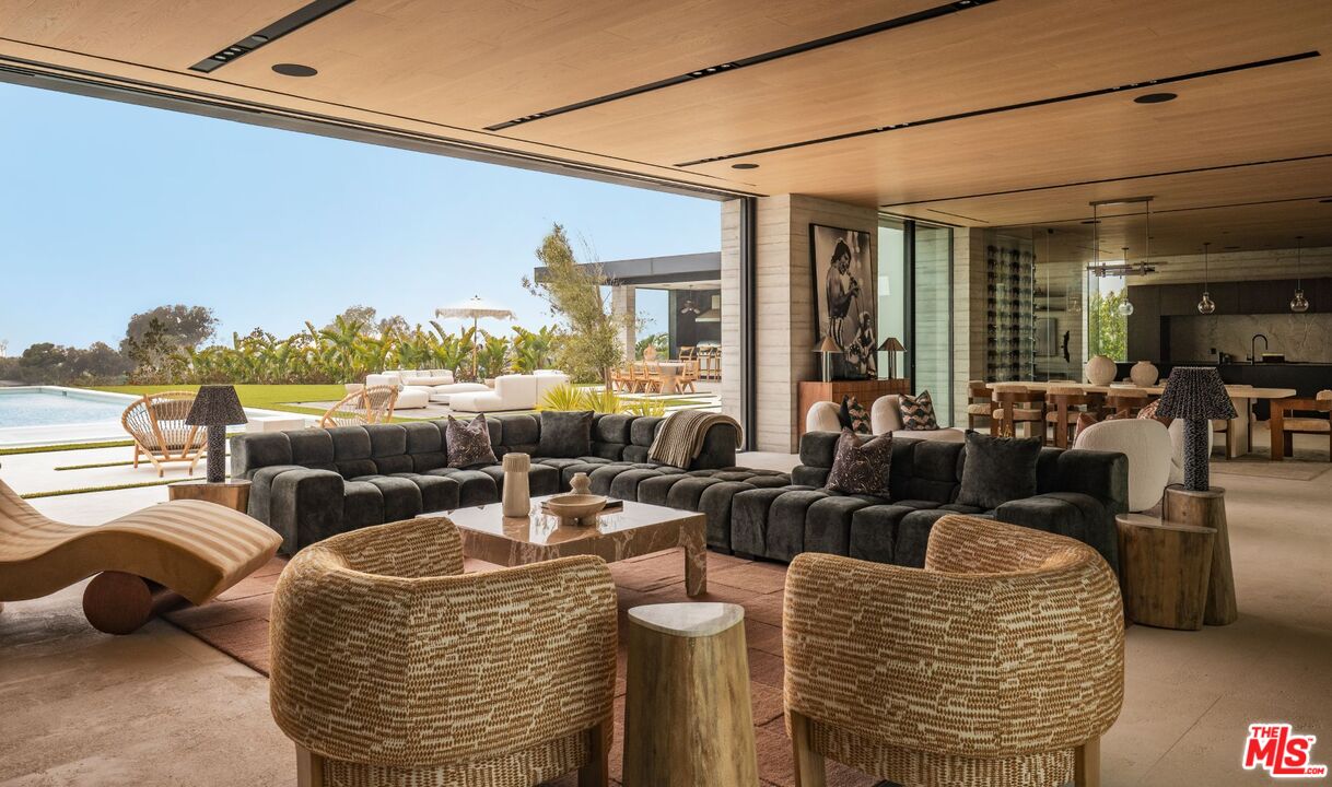 6889 Dume Dr