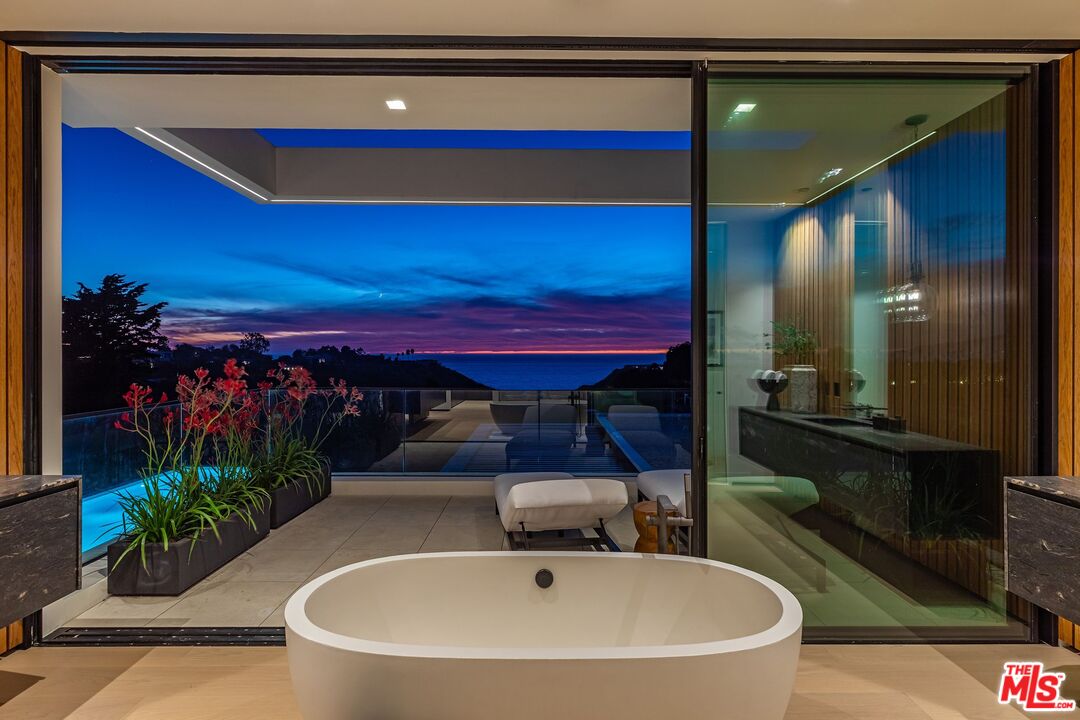 6889 Dume Dr