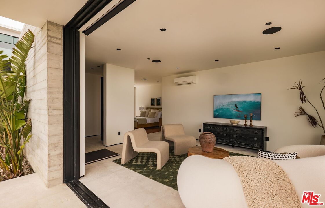 6889 Dume Dr