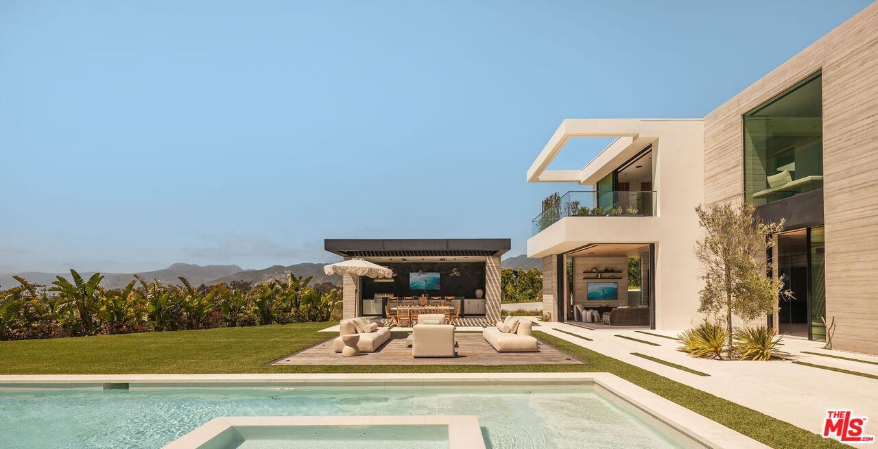 6889 Dume Dr