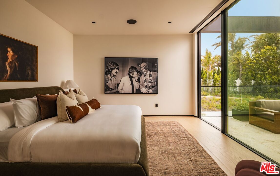 6889 Dume Dr