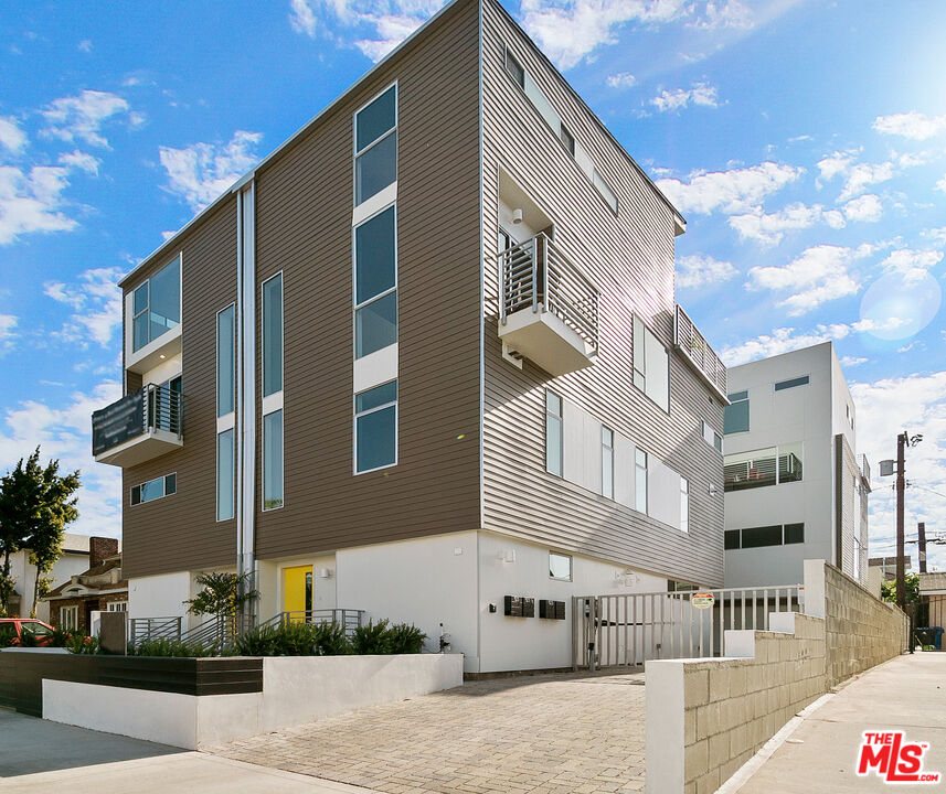 421 S Wilton Pl