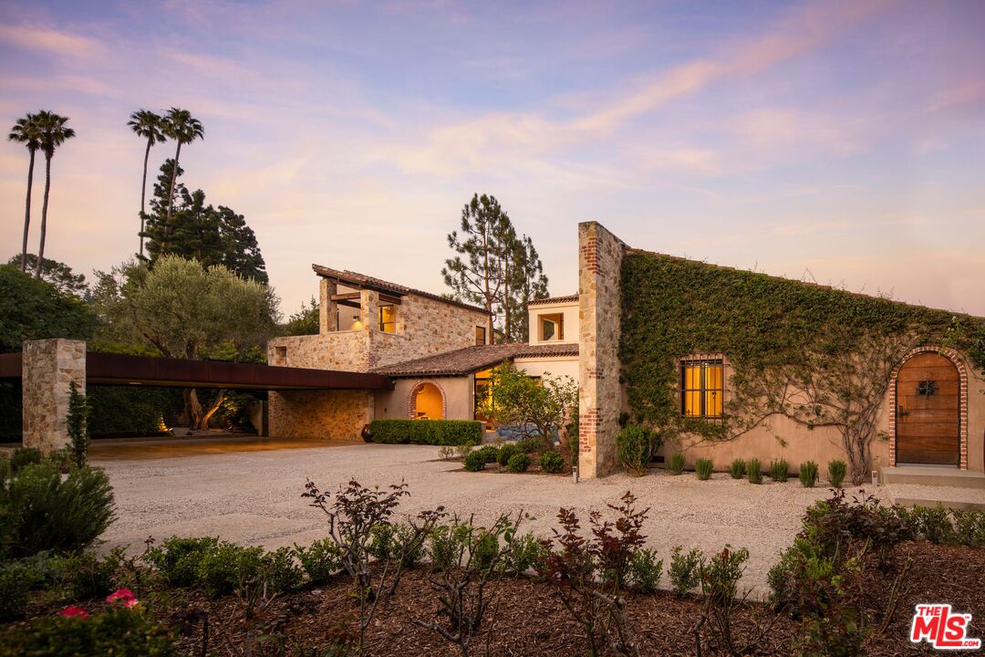976 N Alpine Dr
