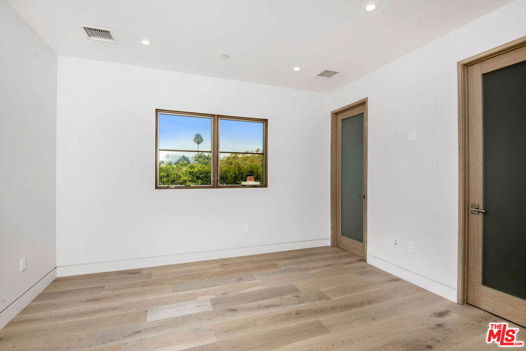 245 S La Peer Dr