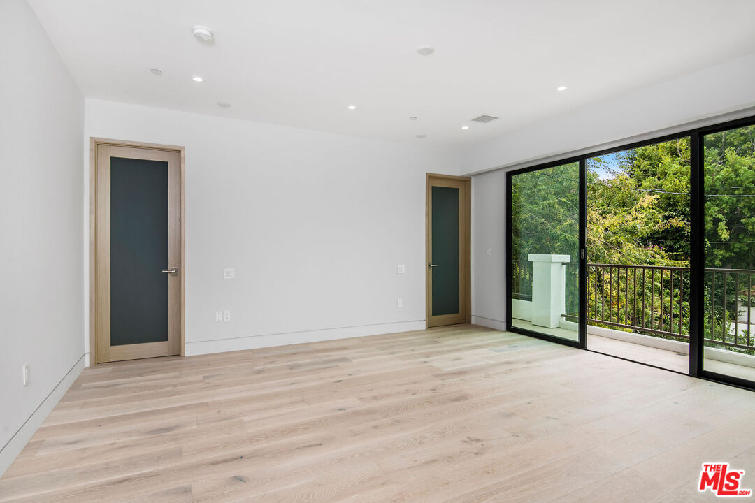 245 S La Peer Dr