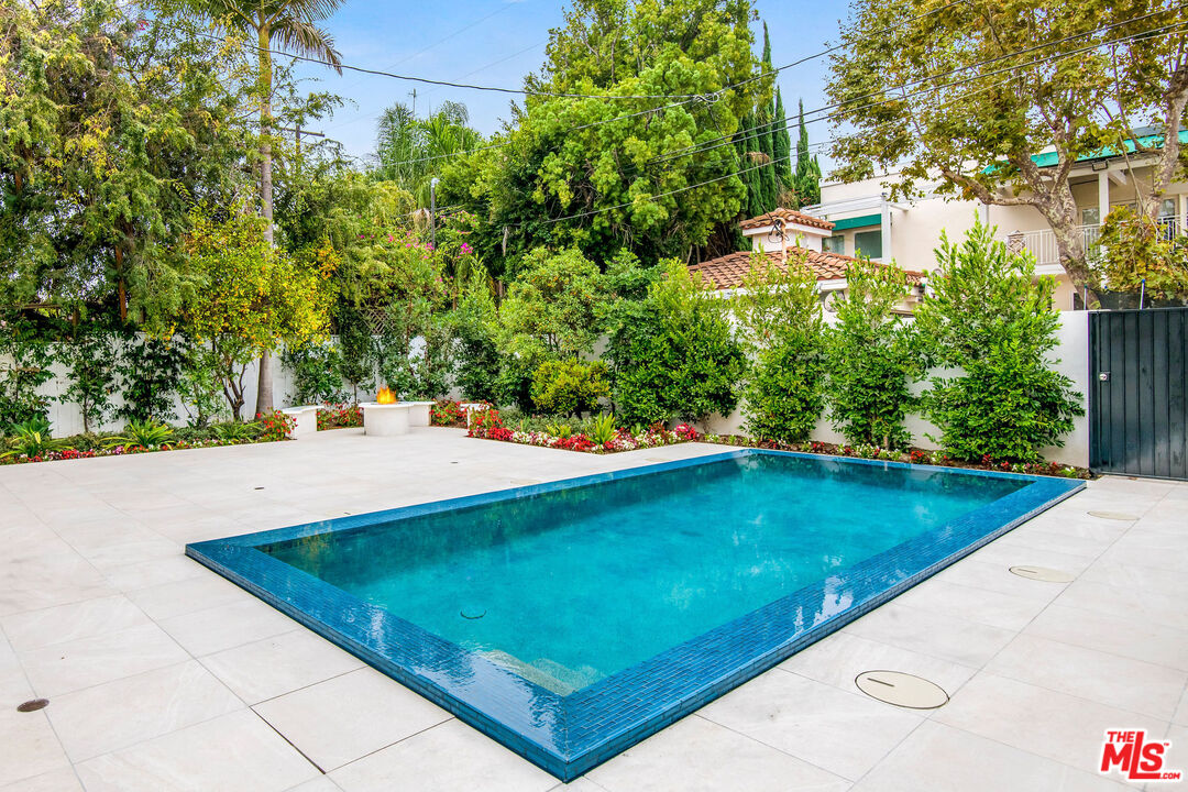 245 S La Peer Dr
