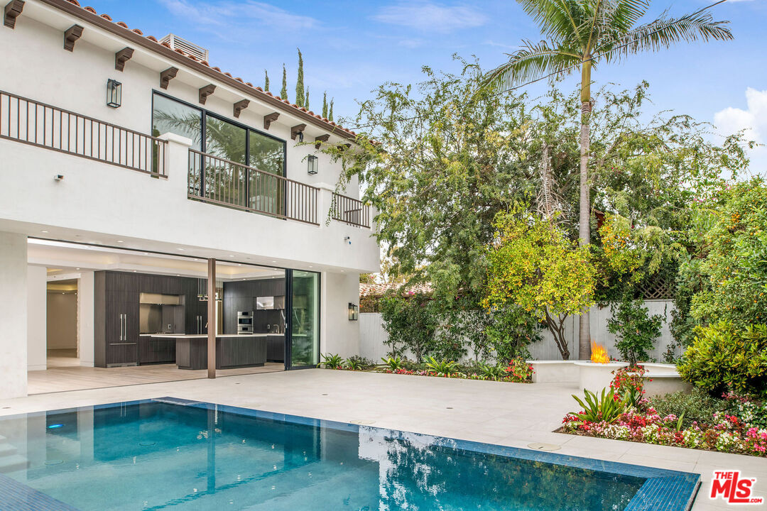 245 S La Peer Dr