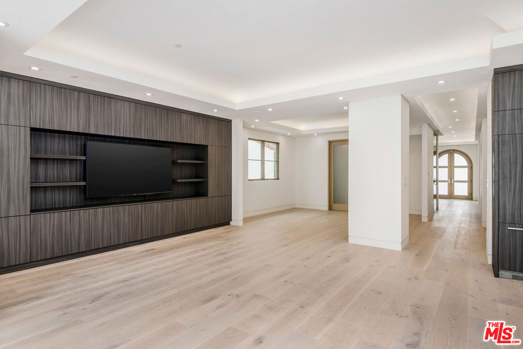 245 S La Peer Dr