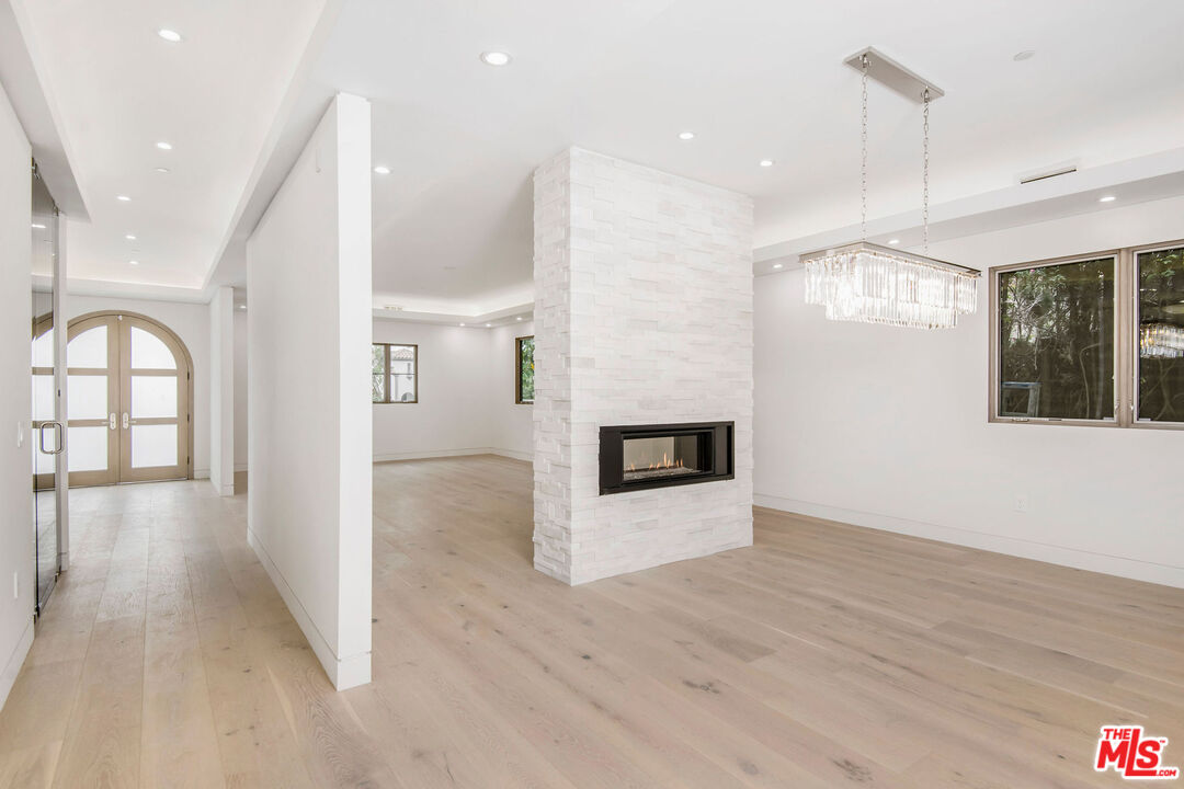 245 S La Peer Dr