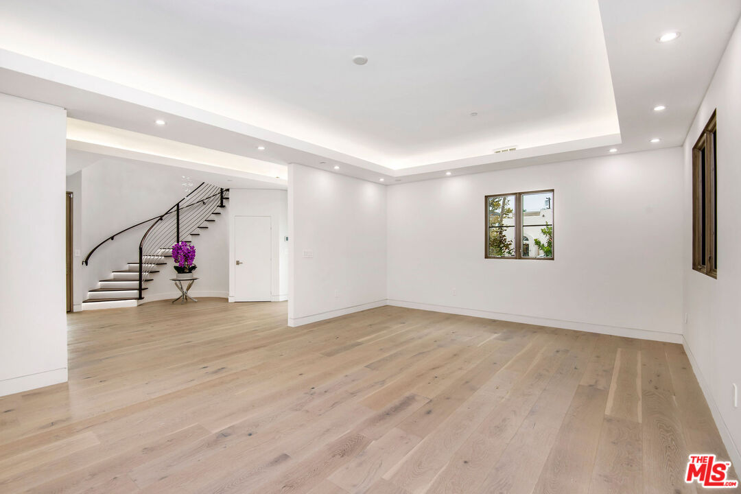 245 S La Peer Dr
