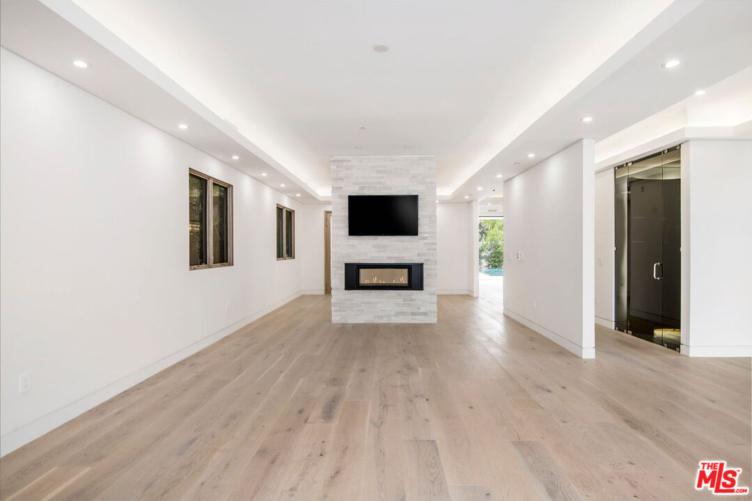 245 S La Peer Dr