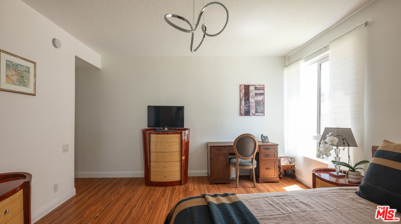 4822 Van Noord Ave Unit: 6