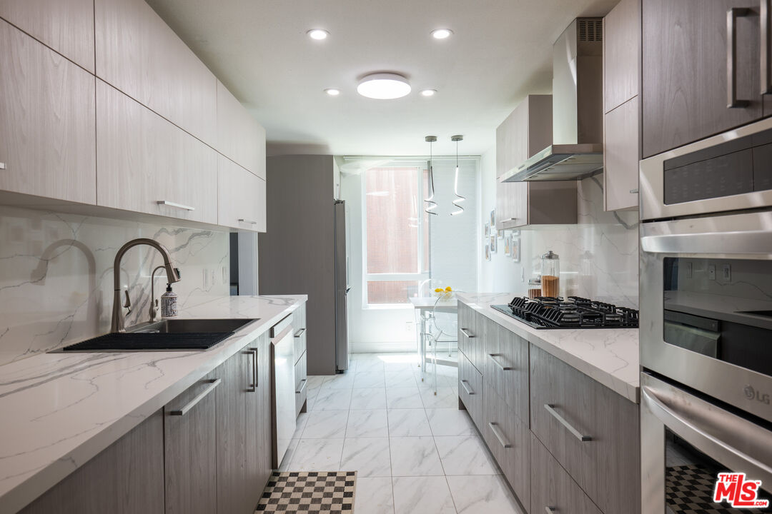 4822 Van Noord Ave Unit: 6