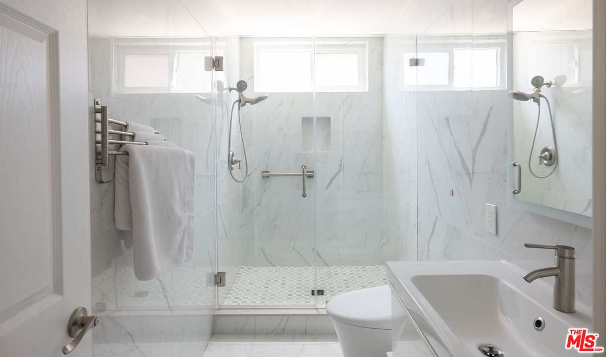 4822 Van Noord Ave Unit: 6