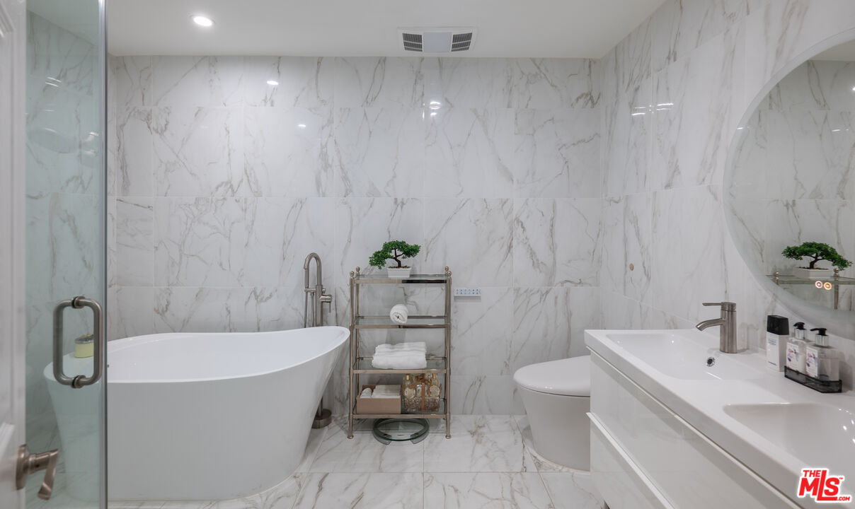 4822 Van Noord Ave Unit: 6