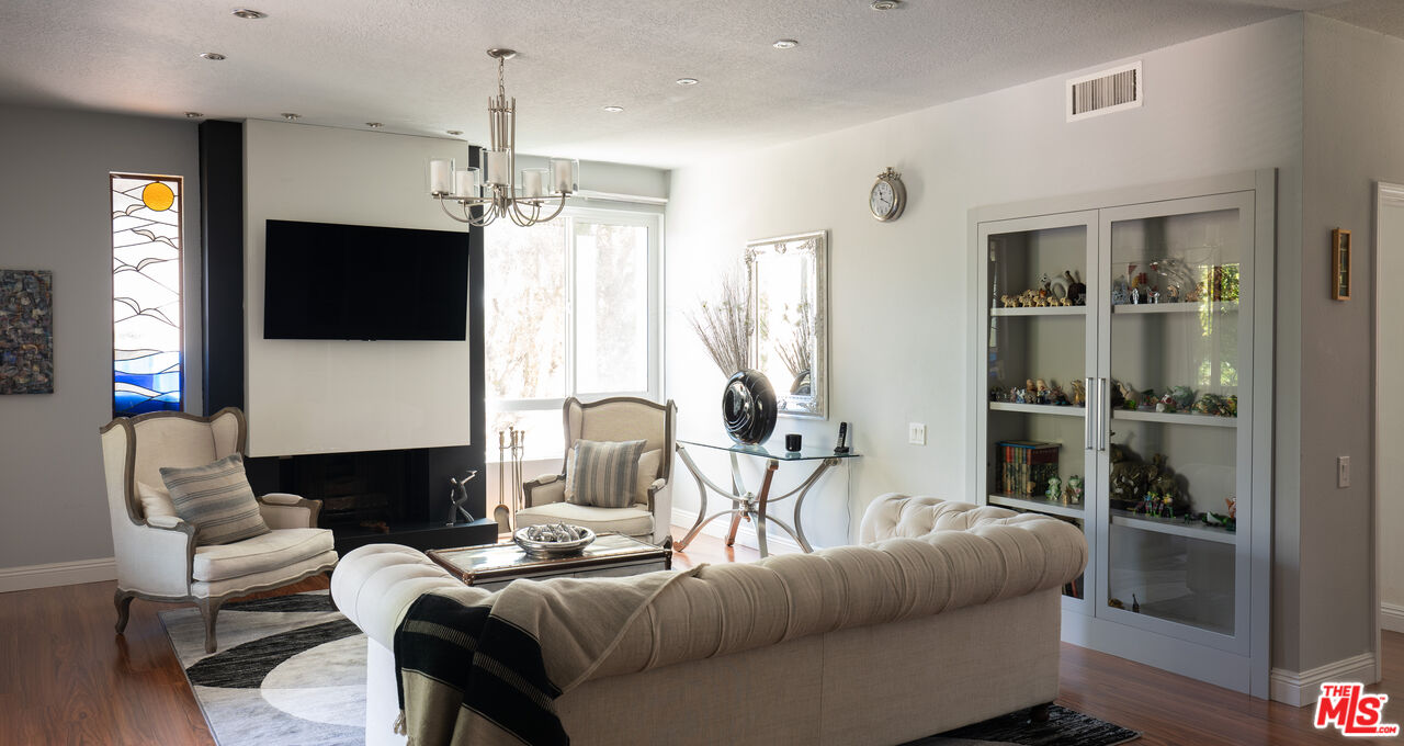 4822 Van Noord Ave Unit: 6