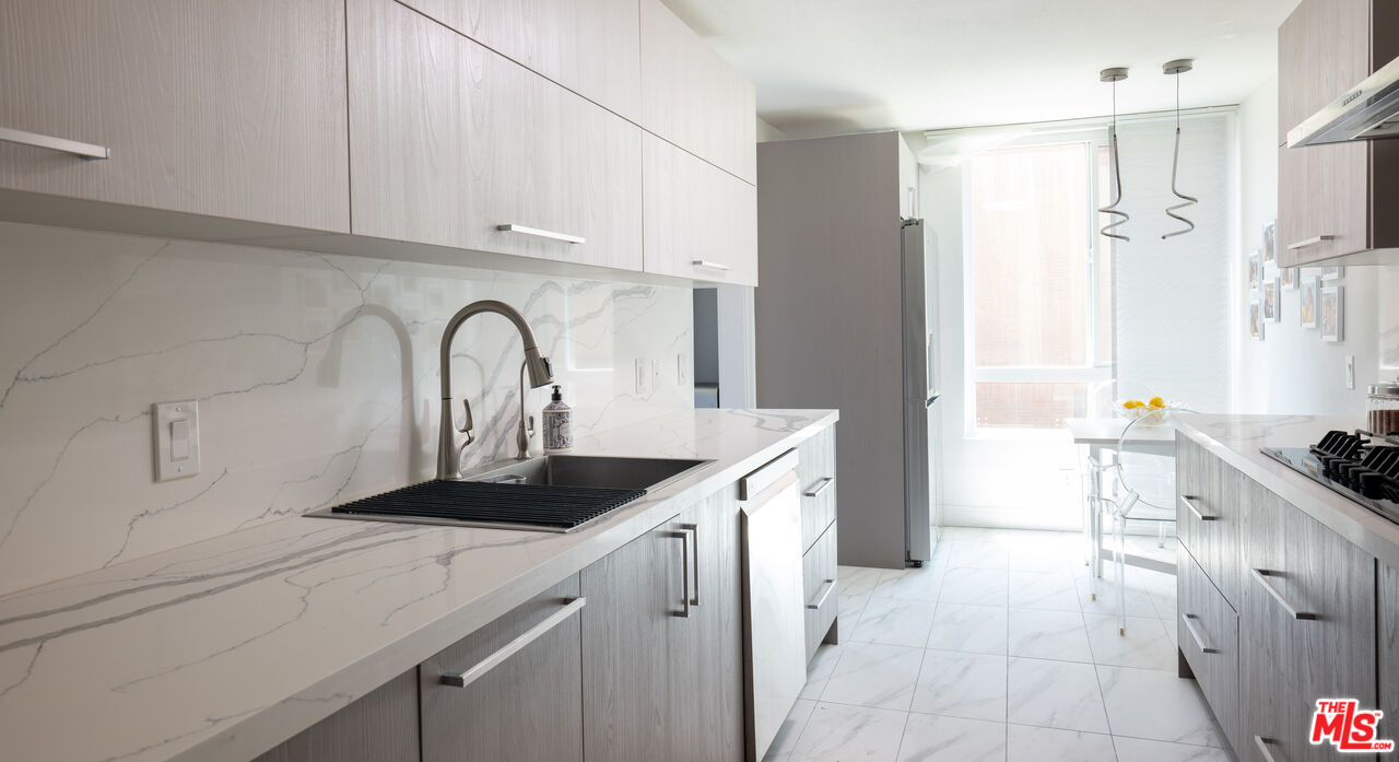 4822 Van Noord Ave Unit: 6