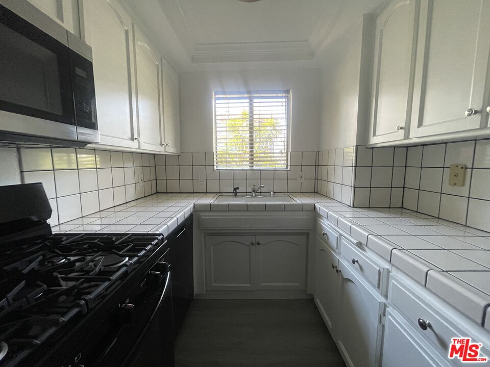 1338 N Sierra Bonita Ave Unit: 103