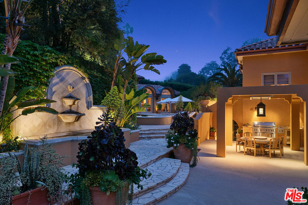 2719 Benedict Canyon Dr