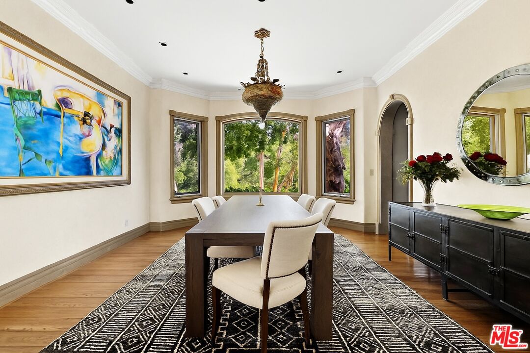 2719 Benedict Canyon Dr