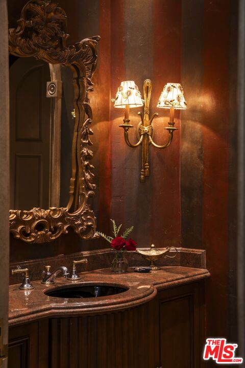 2719 Benedict Canyon Dr