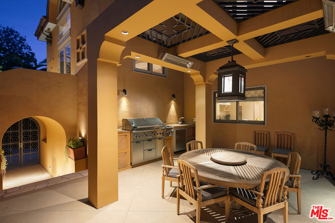 2719 Benedict Canyon Dr