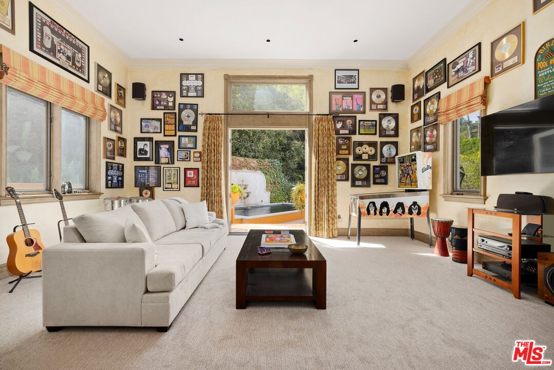 2719 Benedict Canyon Dr